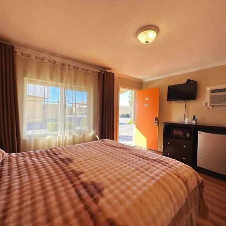 Royal Inn And Suites Хемет Экстерьер фото