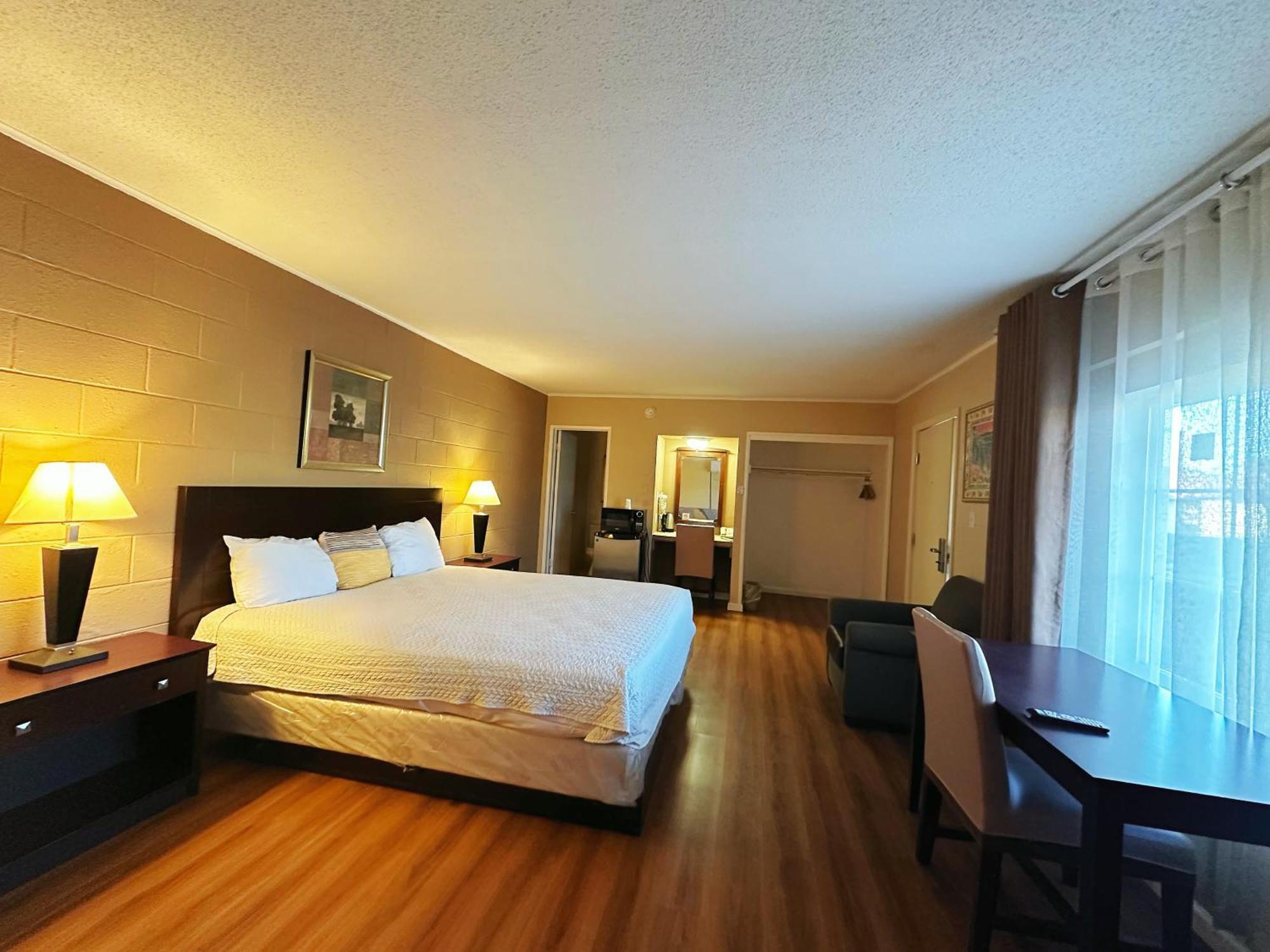 Royal Inn And Suites Хемет Экстерьер фото