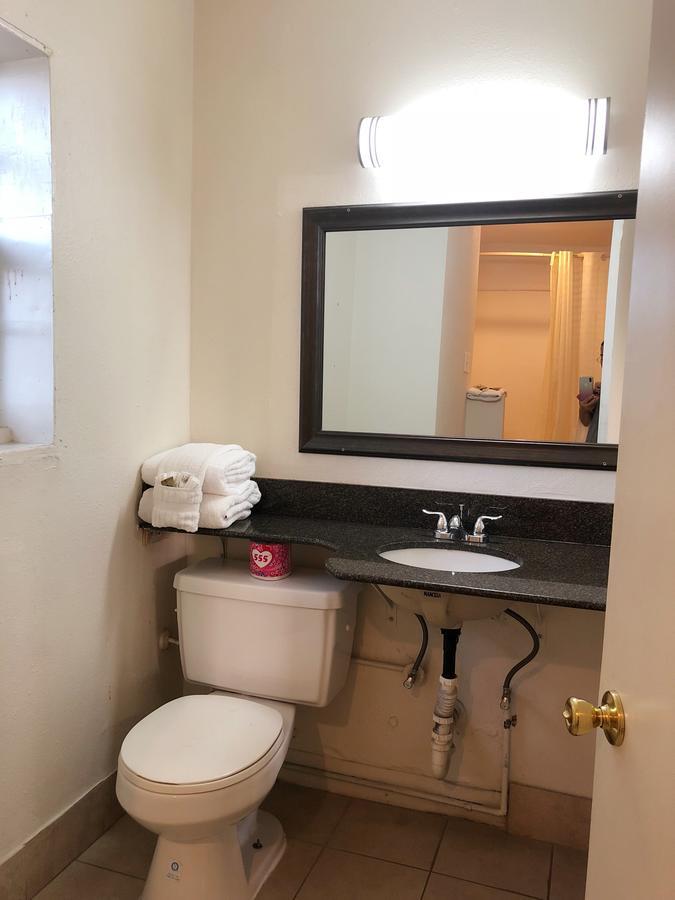 Royal Inn And Suites Хемет Экстерьер фото