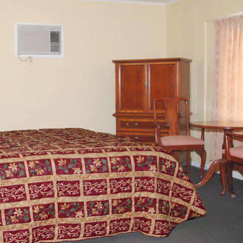 Royal Inn And Suites Хемет Номер фото